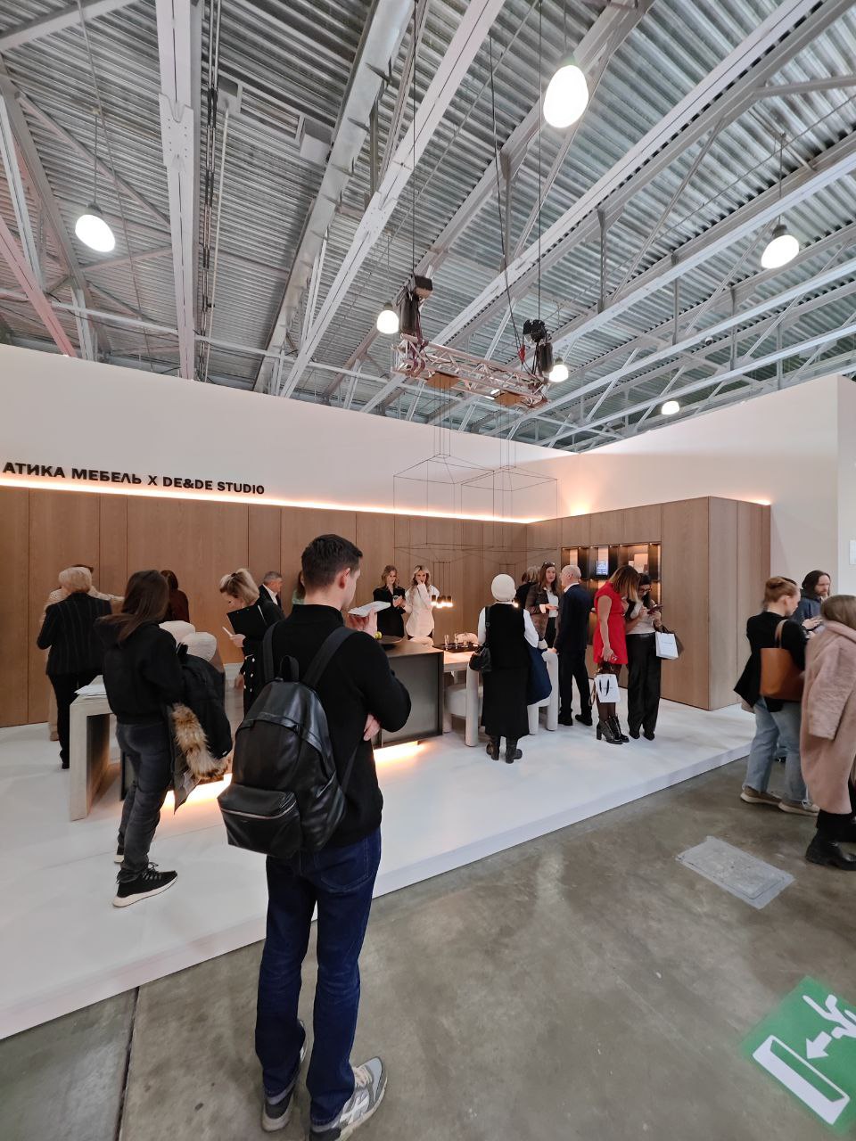 Светильники как бы Vibia на стенде Атика мебель х DE&DE Studio | Сетка — социальная сеть от hh.ru