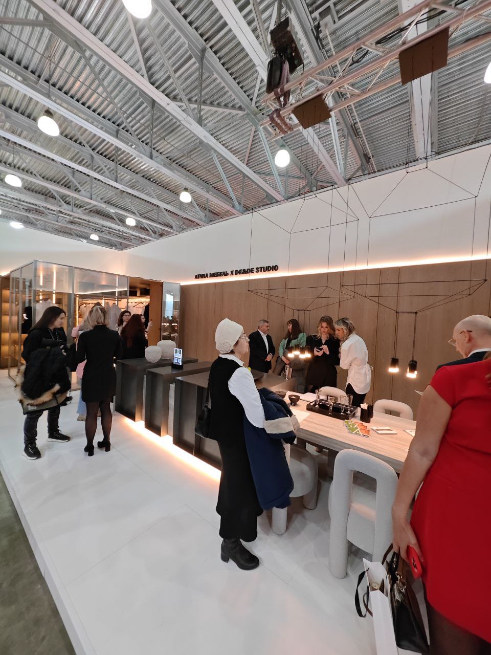Светильники как бы Vibia на стенде Атика мебель х DE&DE Studio | Сетка — социальная сеть от hh.ru