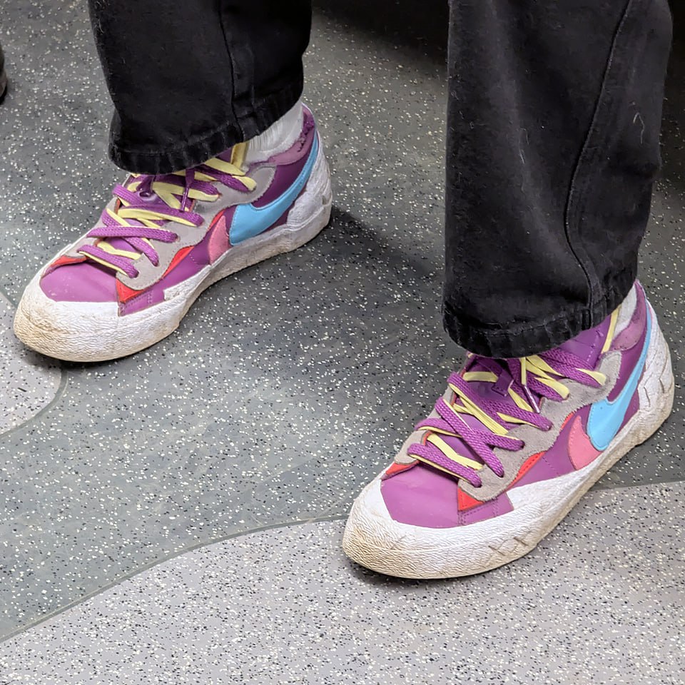 Представьте: закат, окрашивающий небо в фиолетово-розовые тона, словно намекая на что-то необычное | Сетка — социальная сеть от hh.ru