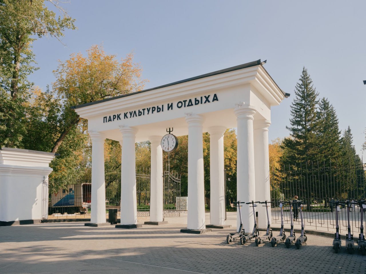 Какой крутой в Баранауле парк сделали. Двухполосная кольцевая дорожка, детские площадки, прокаты, пруды, классическая коллонада, Но особенно эпичен амфитеатр от архитектурного бюро mdva | Сетка — социальная сеть от hh.ru