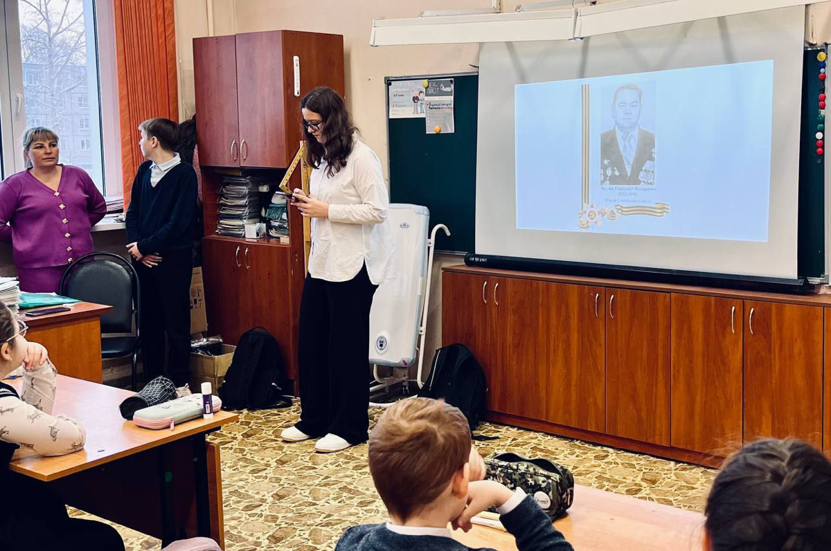 📌Участники команды "Амбассадоры профессионалитета" провели акцию "Бессмертный полк" для учащихся МБОУ СОШ 10 | Сетка — социальная сеть от hh.ru