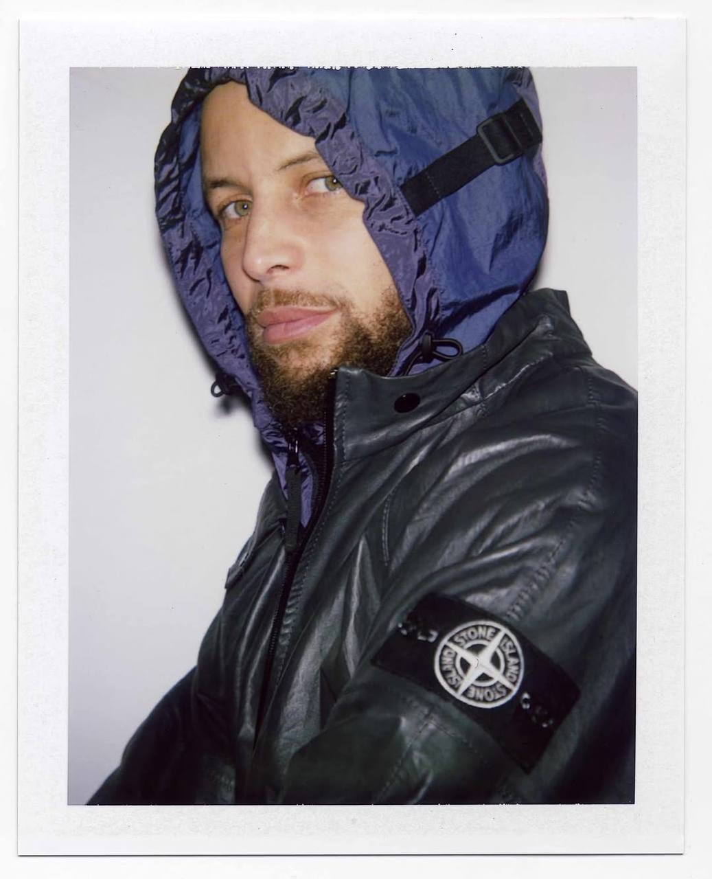 Стеф Карри стал амбассадором Stone Island. Curry Brand (принадлежит Under Armour) и Stone Island вместе выпустили закрытую капсулу одежды, а лицом рекламной кампании стал сам Карри | Сетка — социальная сеть от hh.ru
