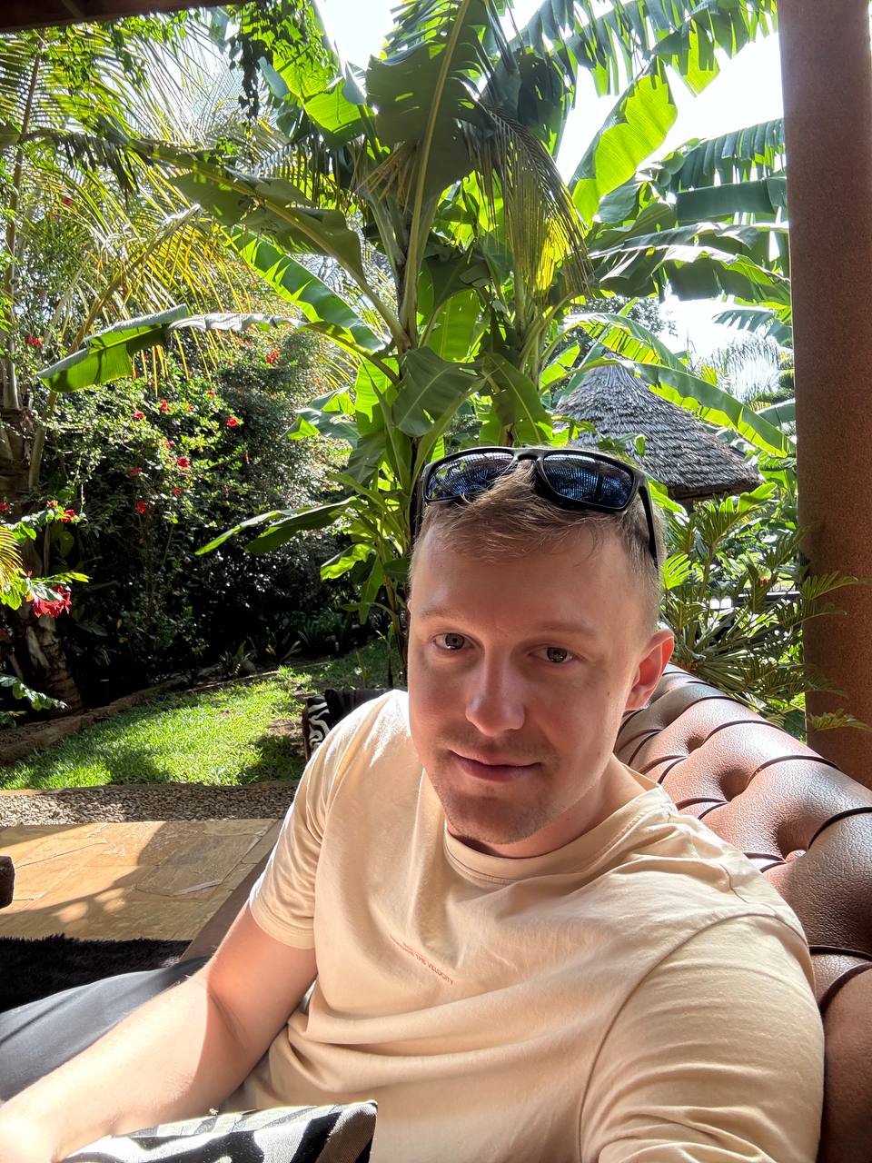Разное про Кили и подготовку
—
А как я вообще туда попал?
Это была абсолютная СЛУЧАЙНОСТЬ.
Однажды на Мальте в очереди в посольство США я познакомился с Артемом | Сетка — социальная сеть от hh.ru