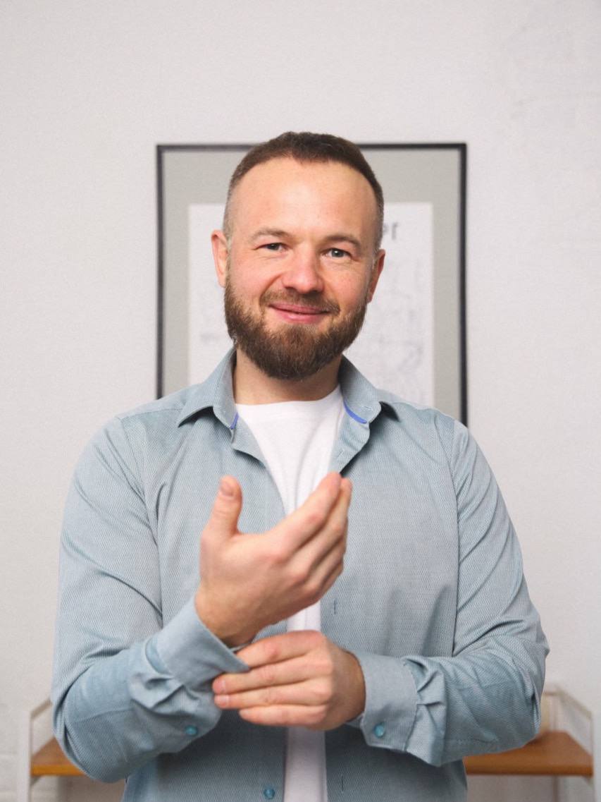 💼 Без долгих прелюдий, сразу к делу
C вами Ильяс Зингер – генеральный директор облачного сервиса 1С "42Clouds" | Сетка — социальная сеть от hh.ru