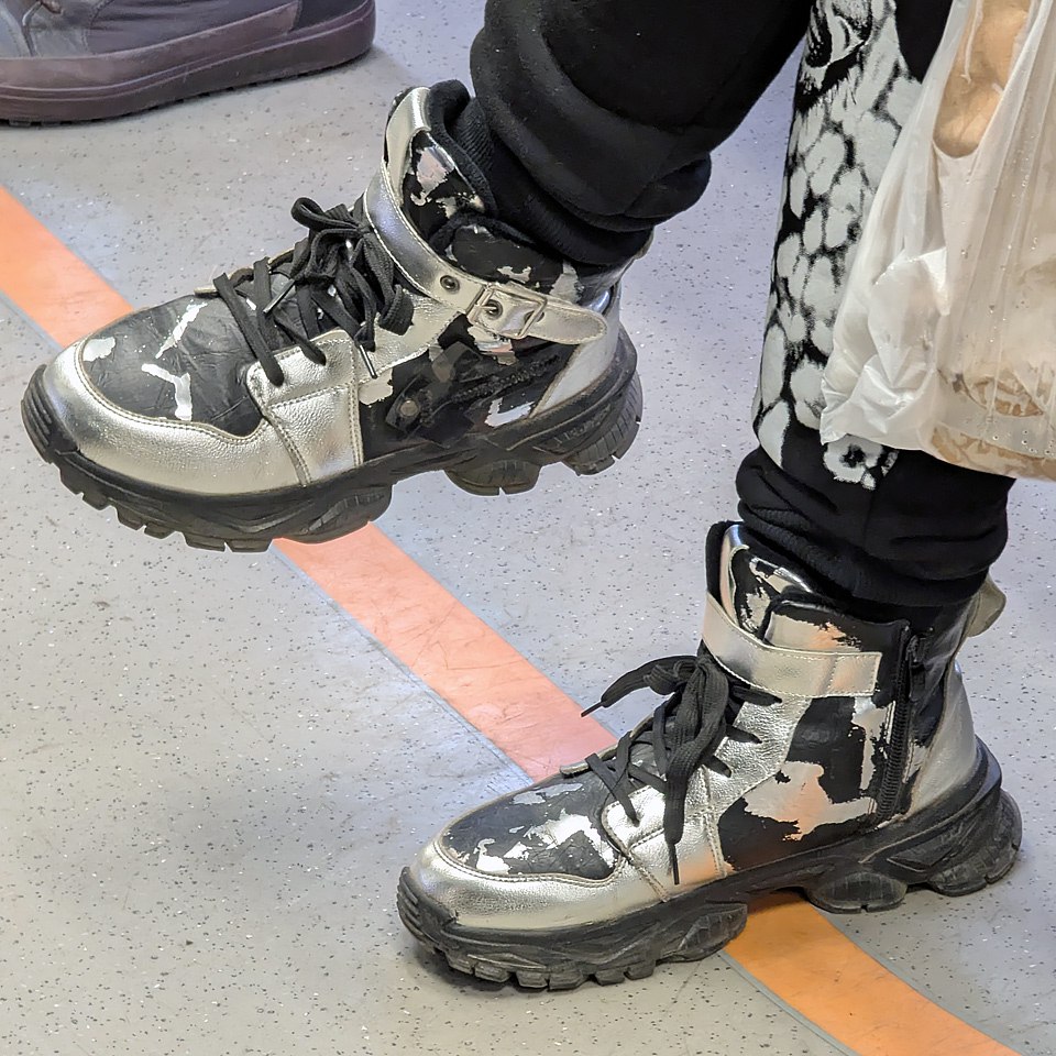 Камуфляжно-серебристый вечер 🎆
Мелкие размеры найдены тут 👇
🪙Цена#1
🪙Цена#2
И о погоде ☀️
Сегодня в Москве ясно
Утром -9 ☀️
Днём -5 ☀️
Вечером -3 ☀️
#обувь #февраль #2025г #ногимосковскогометро #NMMet... | Сетка — социальная сеть от hh.ru