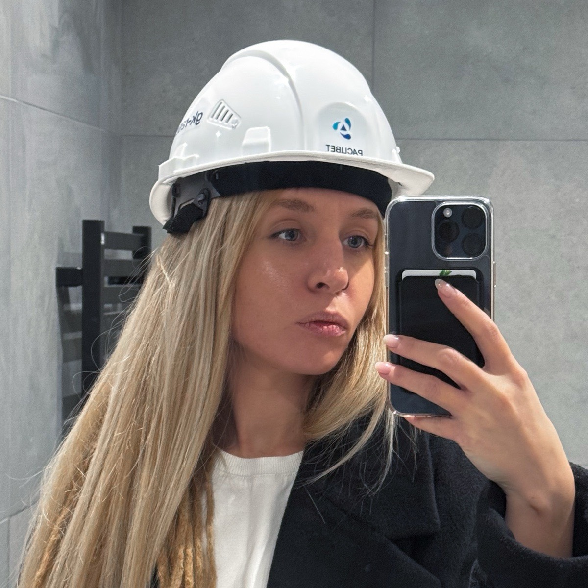 Арт-директор в каске