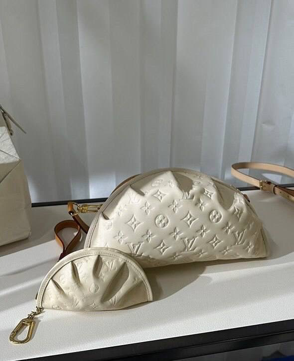 Кто уже в курсе?
Louis Vuitton выпускает серию обвесов и косметичек в форме пельменей «гёдза» 🥟
Но это еще не всё, дуэт Уильямся и Ниго также представил сумку-лобстер с ценой в $18 000 (1 613 254 500 ... | Сетка — социальная сеть от hh.ru