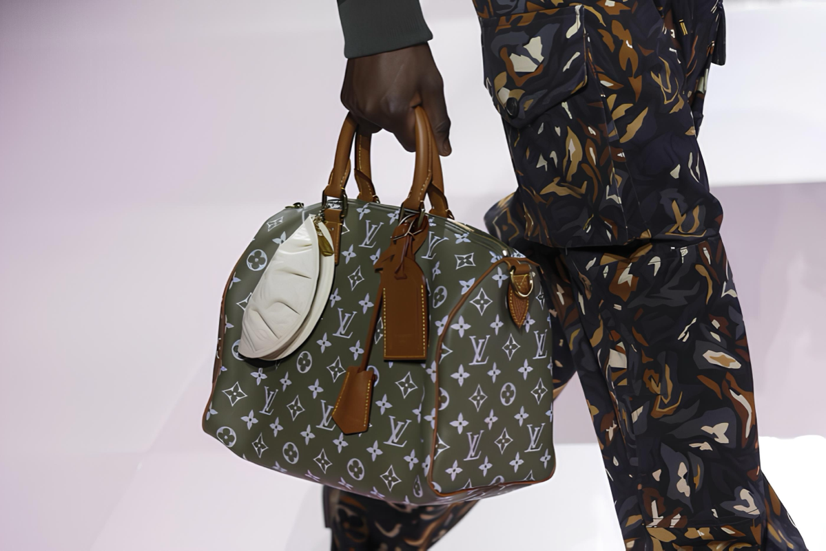 Кто уже в курсе?
Louis Vuitton выпускает серию обвесов и косметичек в форме пельменей «гёдза» 🥟
Но это еще не всё, дуэт Уильямся и Ниго также представил сумку-лобстер с ценой в $18 000 (1 613 254 500 ... | Сетка — социальная сеть от hh.ru