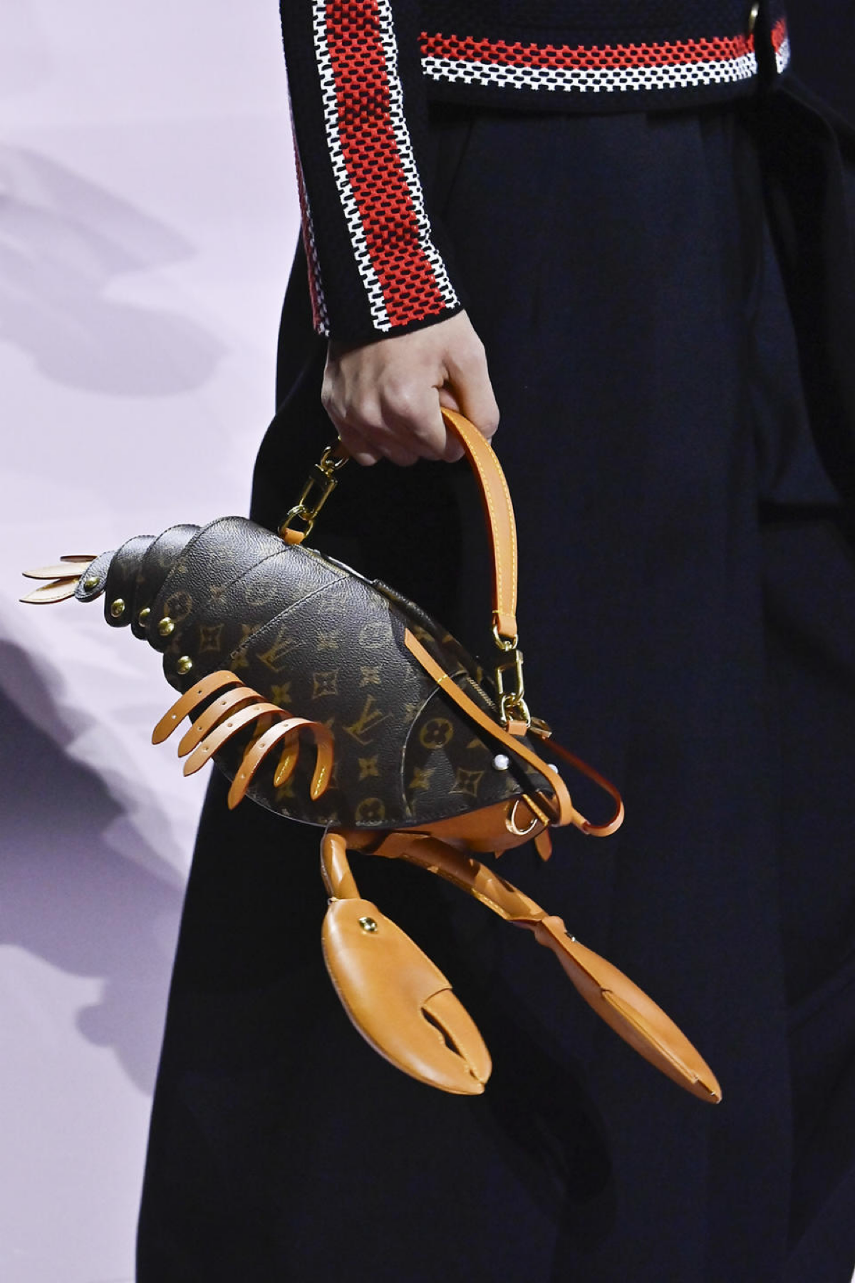 Кто уже в курсе?
Louis Vuitton выпускает серию обвесов и косметичек в форме пельменей «гёдза» 🥟
Но это еще не всё, дуэт Уильямся и Ниго также представил сумку-лобстер с ценой в $18 000 (1 613 254 500 ... | Сетка — социальная сеть от hh.ru