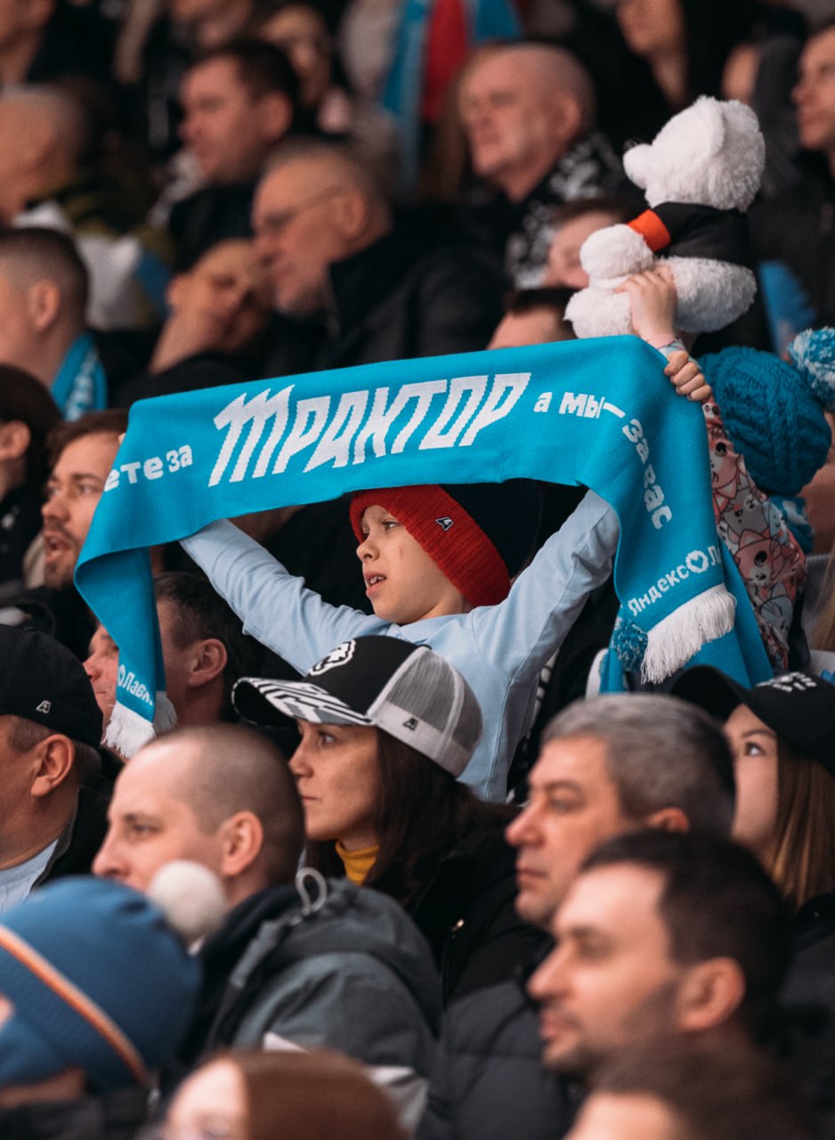 Перед вами — один из примеров того, как крупные бренды могут интегрироваться в спорт, а точнее в спортивный маркетинг: Яндекс Лавка не просто разместила билборды и логотипы сервиса на бортах арены чел... | Сетка — социальная сеть от hh.ru