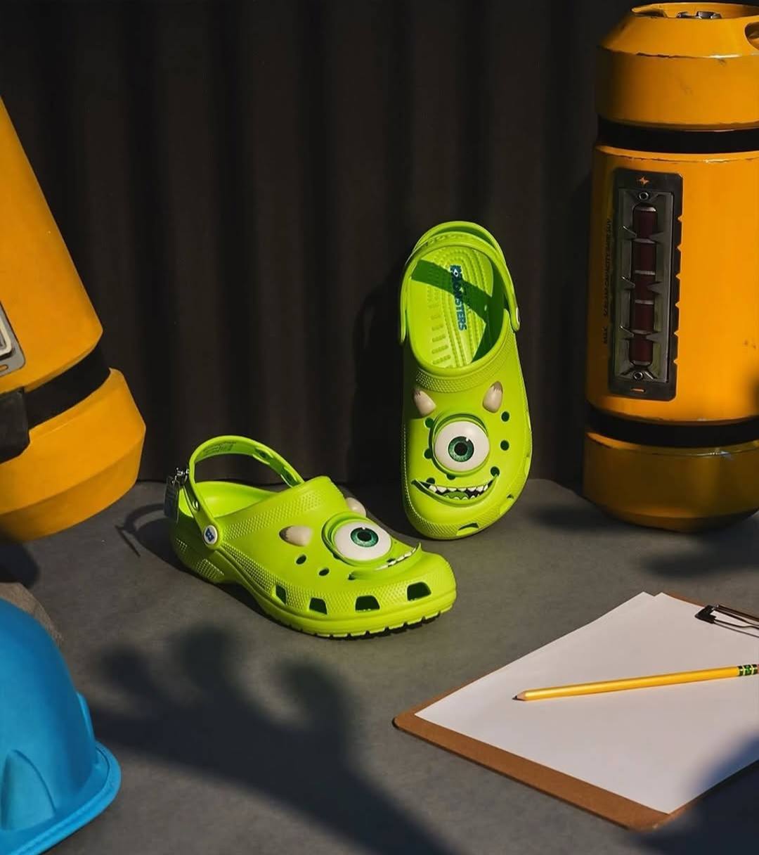 #Артем Добрался.
Тапки Crocs в каких коллабах только не увидишь. Теперь бренд добрался и до Корпорации монстров | Сетка — социальная сеть от hh.ru