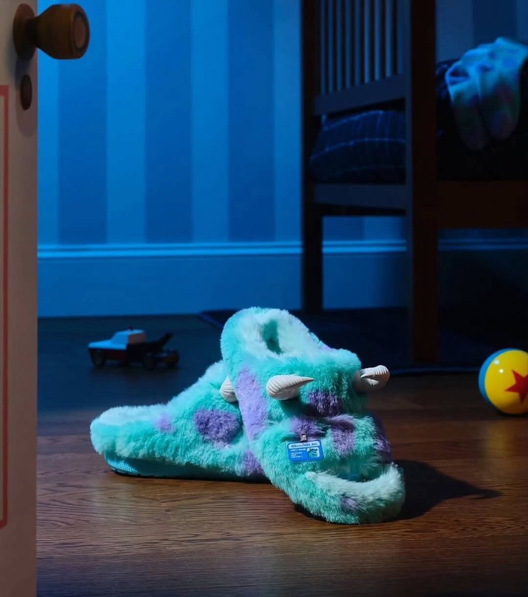 #Артем Добрался.
Тапки Crocs в каких коллабах только не увидишь. Теперь бренд добрался и до Корпорации монстров | Сетка — социальная сеть от hh.ru