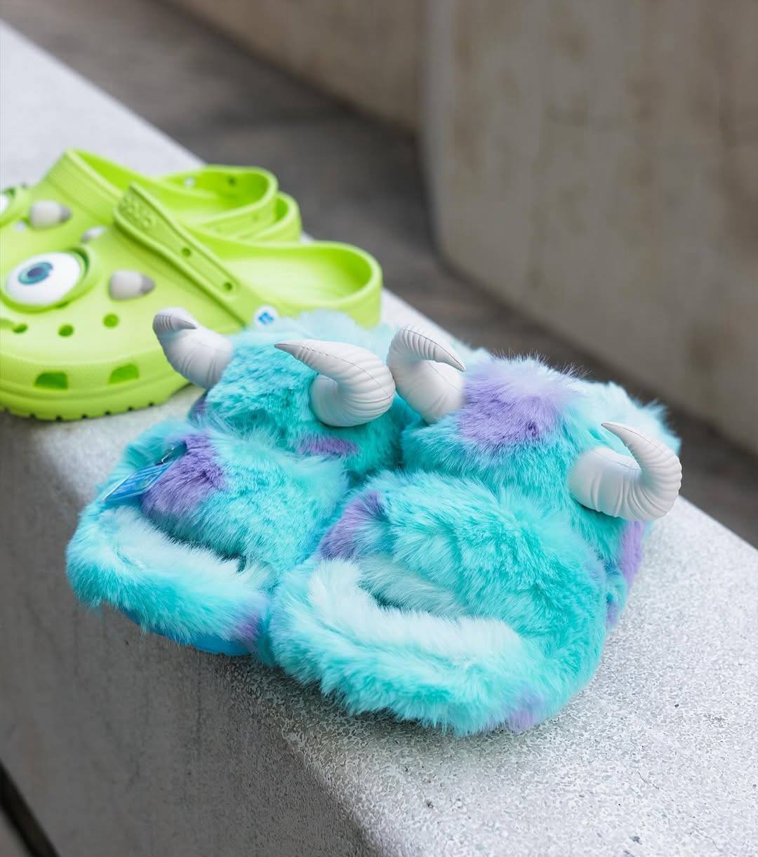 #Артем Добрался.
Тапки Crocs в каких коллабах только не увидишь. Теперь бренд добрался и до Корпорации монстров | Сетка — социальная сеть от hh.ru