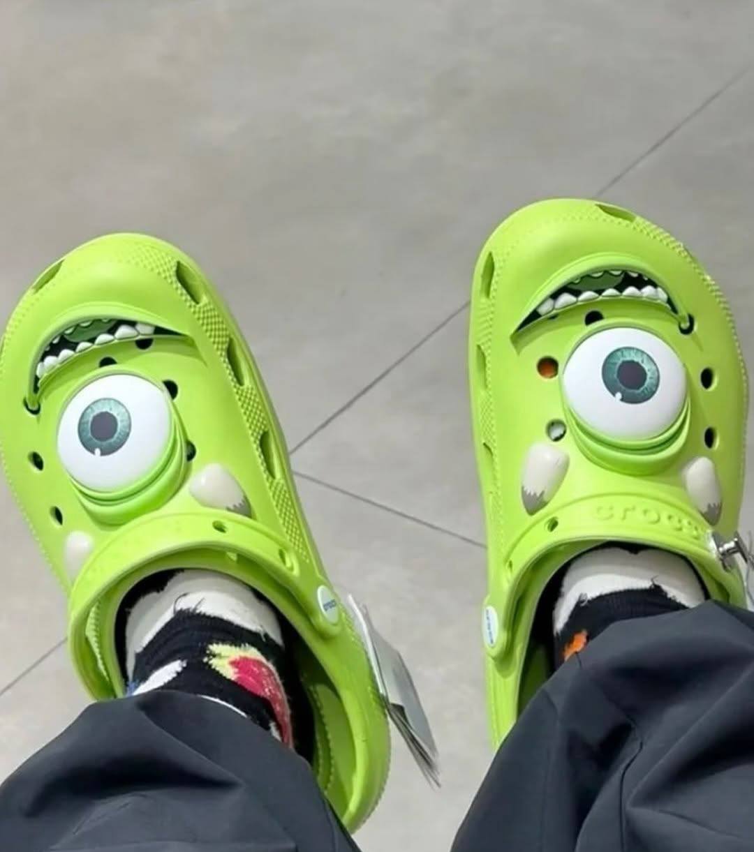 #Артем Добрался.
Тапки Crocs в каких коллабах только не увидишь. Теперь бренд добрался и до Корпорации монстров | Сетка — социальная сеть от hh.ru