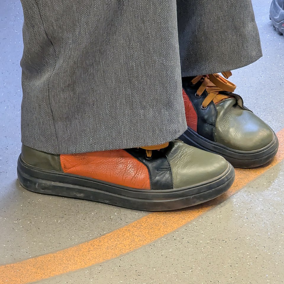 Классное сочетание цветов!
Но прятались так, что не найдены 👀
И о погоде ☁️
Сегодня в Москве пасмурно, небольшой снег
Утром -10 ❄️
Днём -8 ☁️
Вечером -7 ❄️
#обувь #февраль #2025г #ногимосковскогометро... | Сетка — социальная сеть от hh.ru