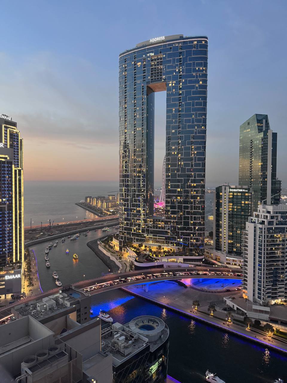 #отпуск@InfinityProductive
Факт номер два, нам пришлось купить самим адаптер для розетки 😅
А еще я три раза пытался позвонить на reception и сказать, что нет toothpaste 😂
Меня вроде поняли, но пасты к... | Сетка — социальная сеть от hh.ru