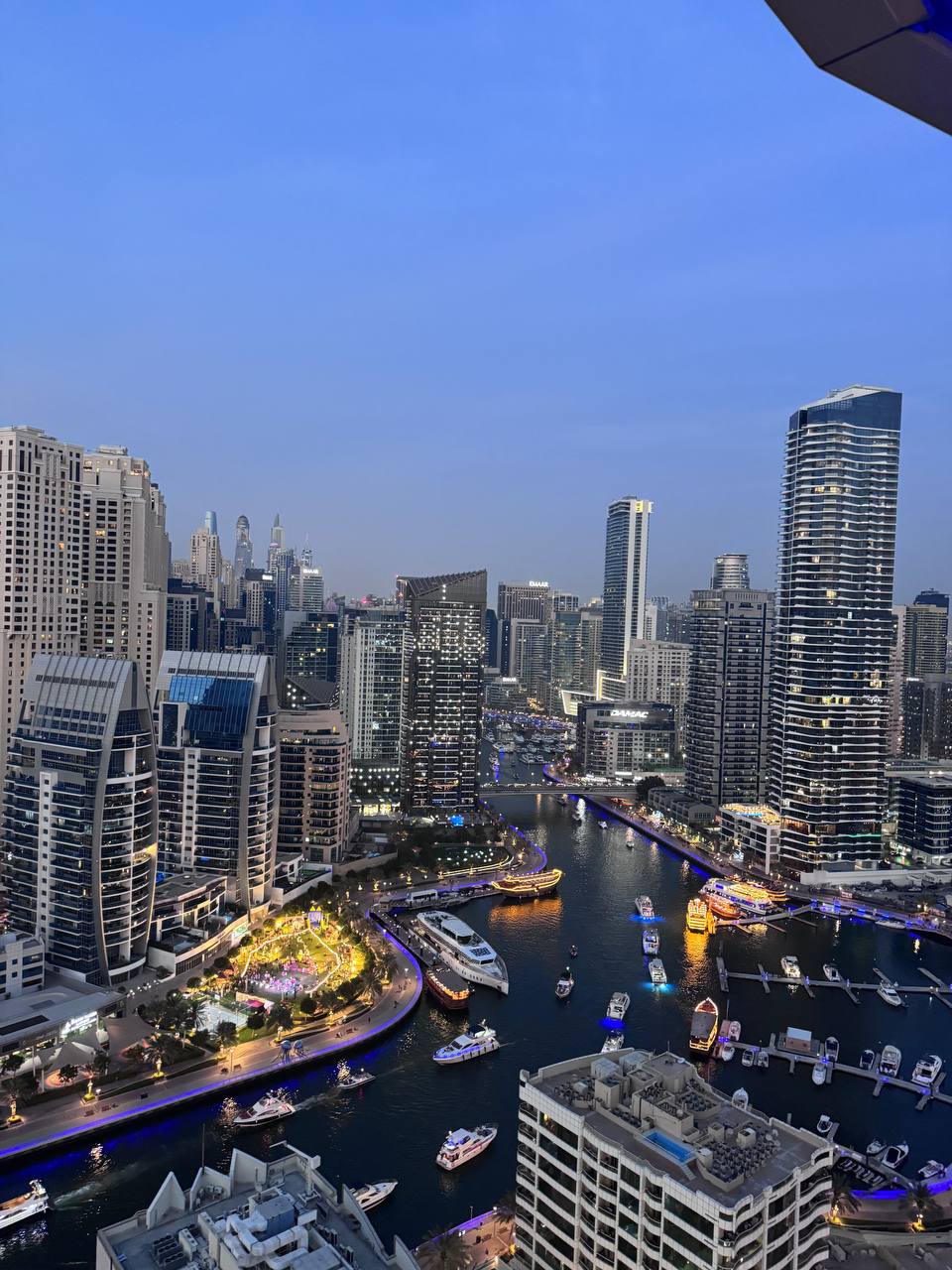 #отпуск@InfinityProductive
Факт номер два, нам пришлось купить самим адаптер для розетки 😅
А еще я три раза пытался позвонить на reception и сказать, что нет toothpaste 😂
Меня вроде поняли, но пасты к... | Сетка — социальная сеть от hh.ru