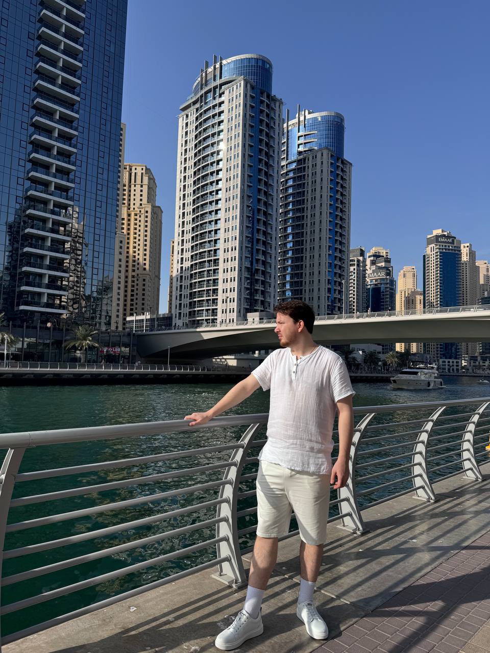 #отпуск@InfinityProductive
Факт номер два, нам пришлось купить самим адаптер для розетки 😅
А еще я три раза пытался позвонить на reception и сказать, что нет toothpaste 😂
Меня вроде поняли, но пасты к... | Сетка — социальная сеть от hh.ru