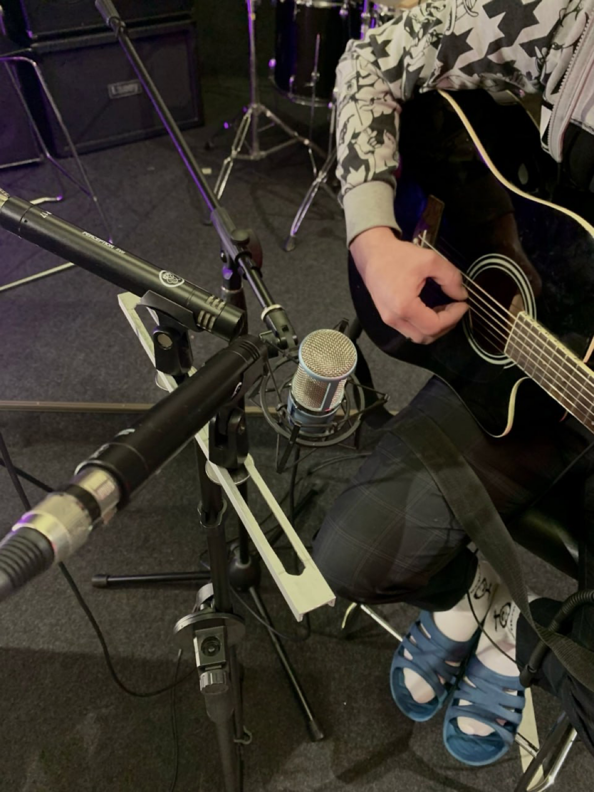 Микрофонов много не бывает. Чем больше выбор исходников, тем проще сведение.
#студиязвукозаписиспб
#akg
#barinbrothersstudio | Сетка — социальная сеть от hh.ru