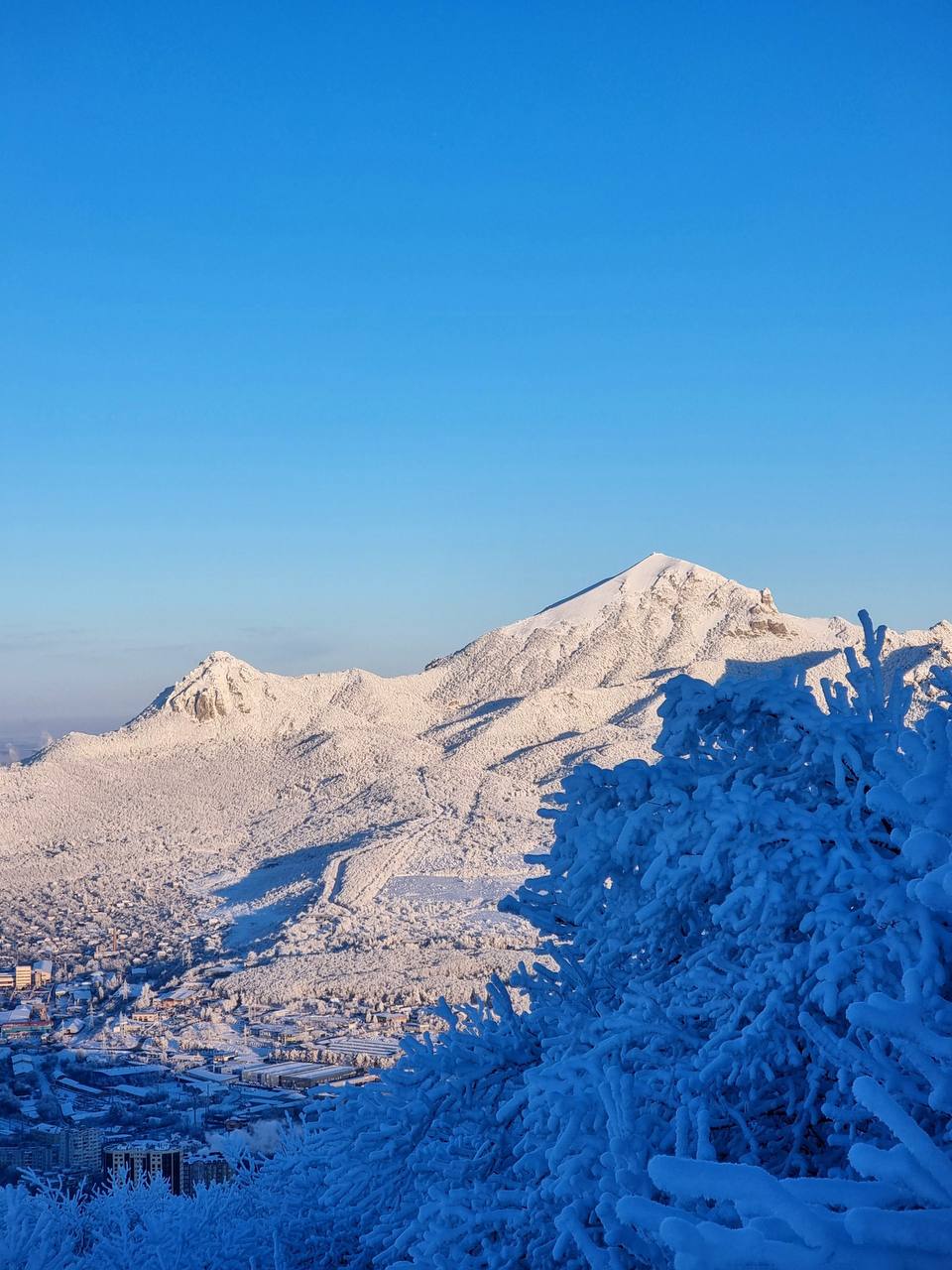 Зимние горные пейзажи
Можно разглядеть
Бештау, Змейку, Развалку и Машук.
📸@lidiyalasheva | Сетка — социальная сеть от hh.ru