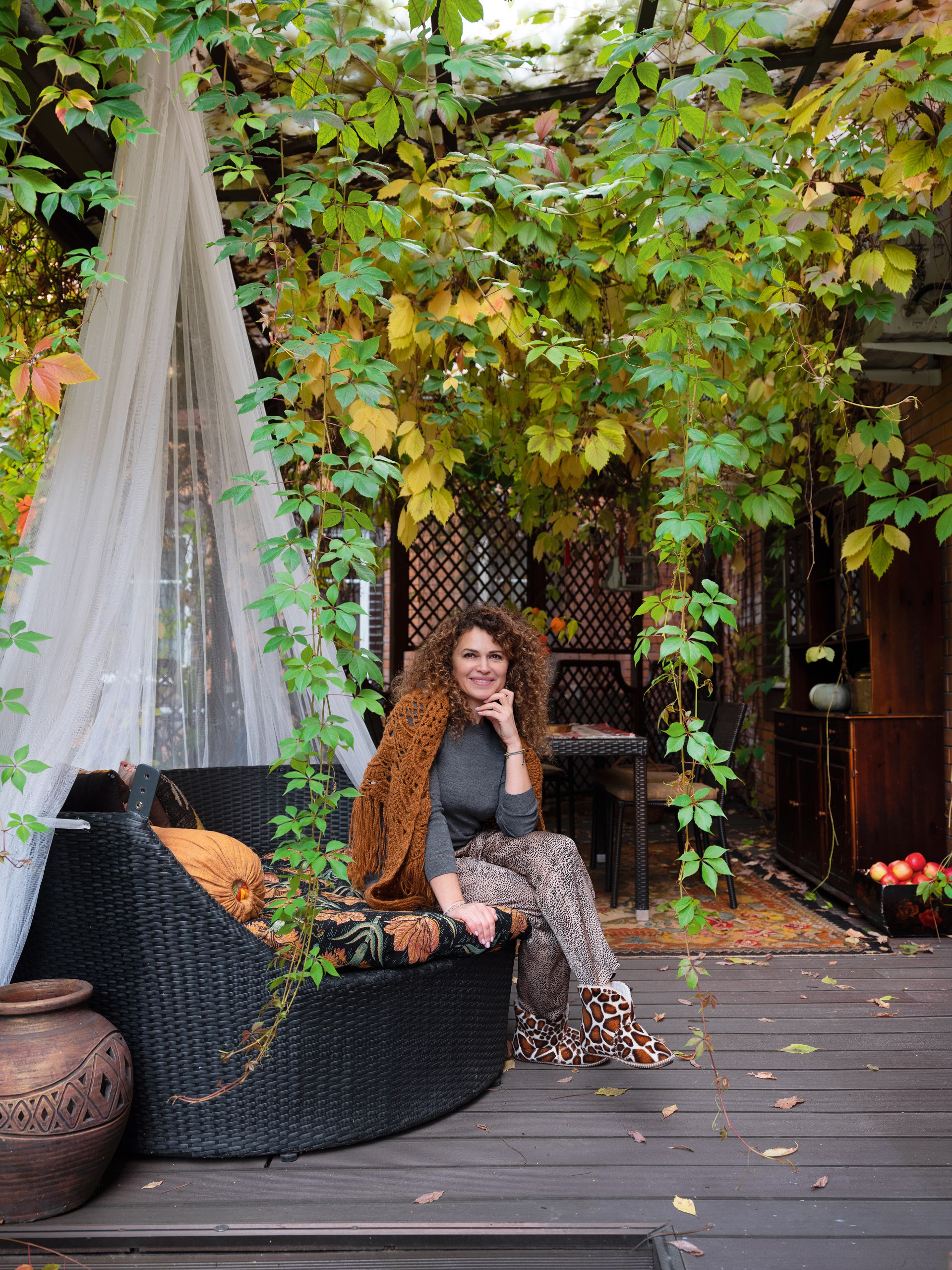 Журнал WA в гостях у Юлии Маркос — дизайнера интерьеров, преподавателя, художницы, писательницы и актрисы.
Подробности читайте на сайте wajournal.ru.
Фотограф: Михаил Степанов.
Стилист: Вадим Костырин | Сетка — социальная сеть от hh.ru