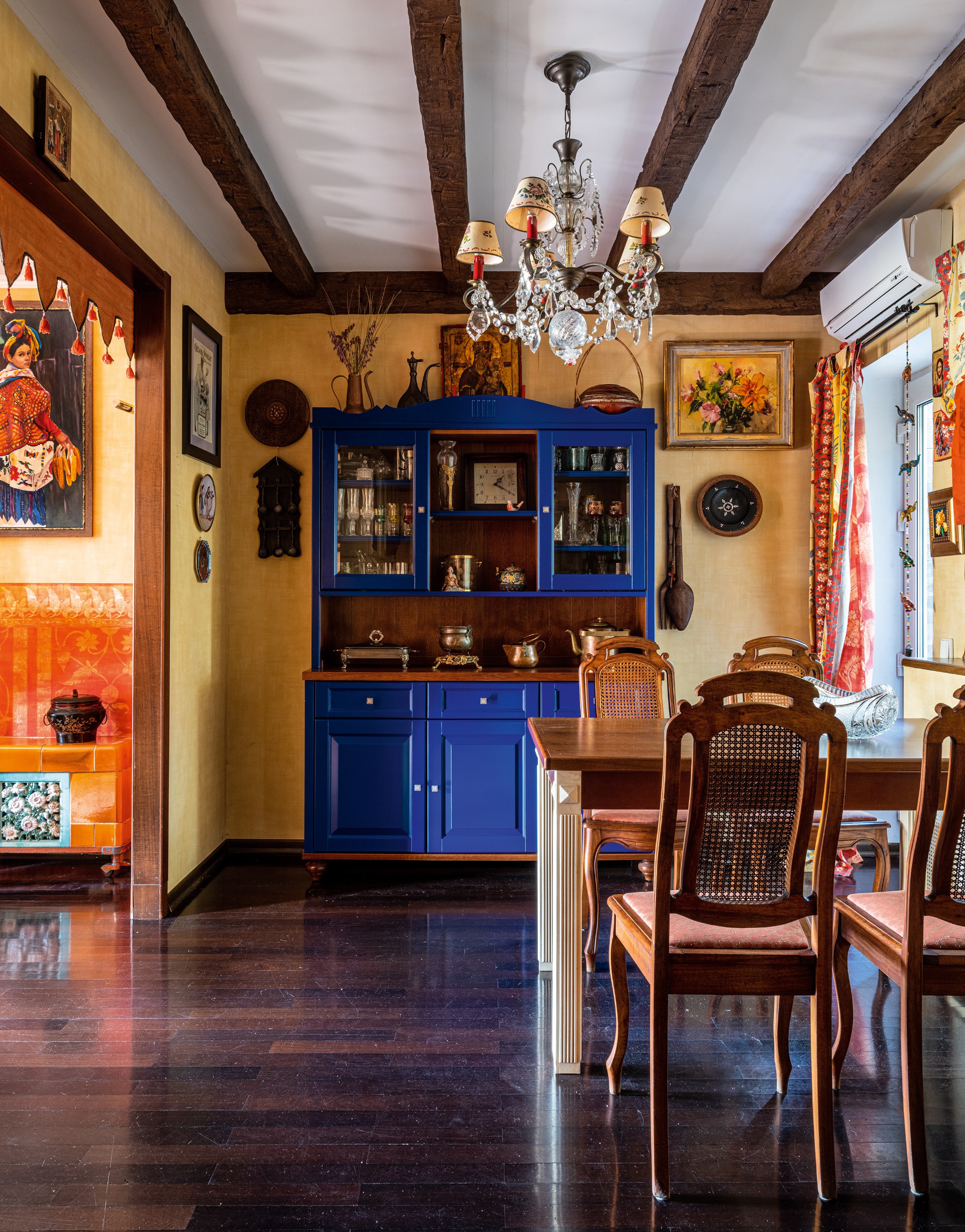 Журнал WA в гостях у Юлии Маркос — дизайнера интерьеров, преподавателя, художницы, писательницы и актрисы.
Подробности читайте на сайте wajournal.ru.
Фотограф: Михаил Степанов.
Стилист: Вадим Костырин | Сетка — социальная сеть от hh.ru