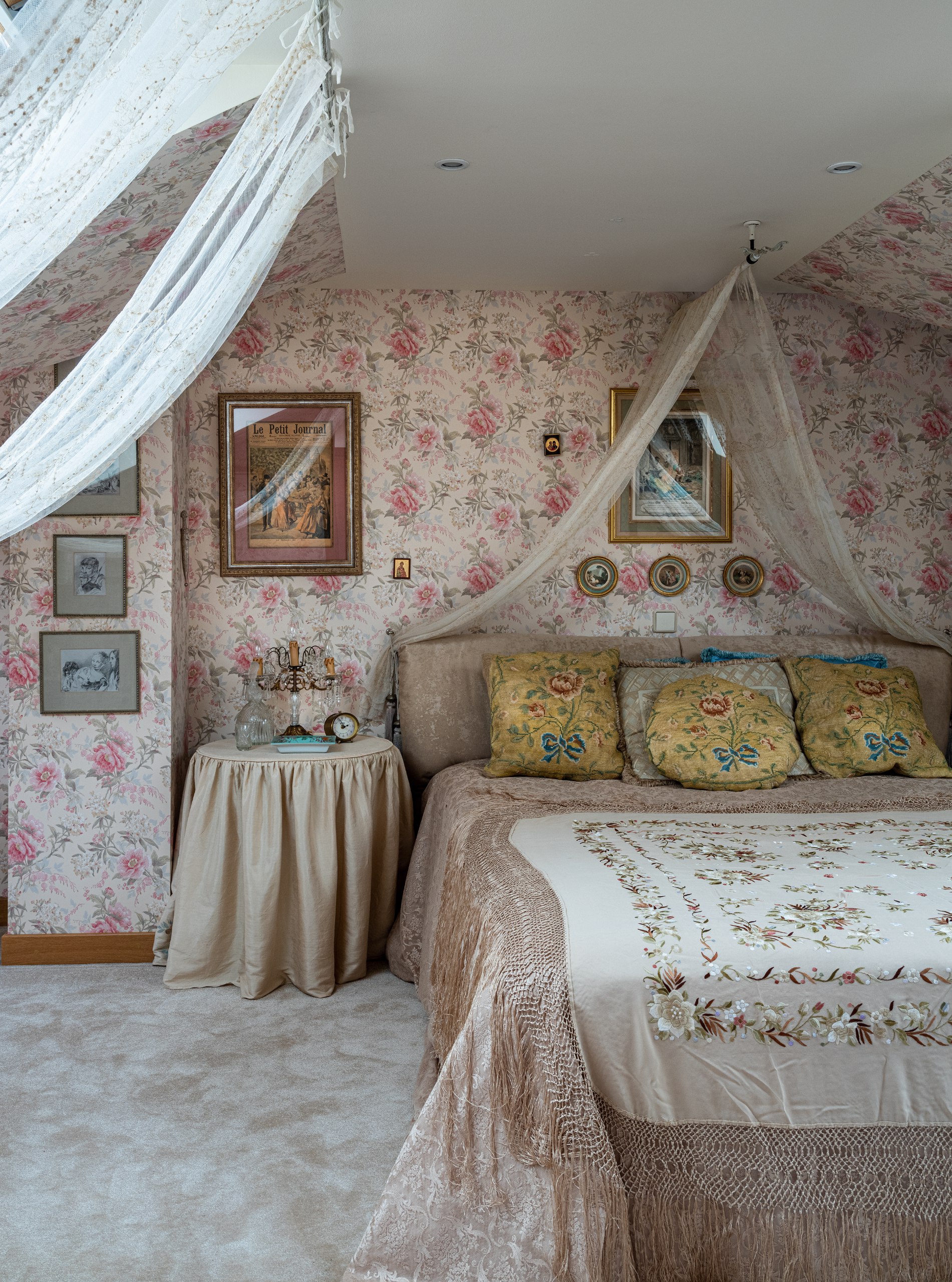 Журнал WA в гостях у Юлии Маркос — дизайнера интерьеров, преподавателя, художницы, писательницы и актрисы.
Подробности читайте на сайте wajournal.ru.
Фотограф: Михаил Степанов.
Стилист: Вадим Костырин | Сетка — социальная сеть от hh.ru