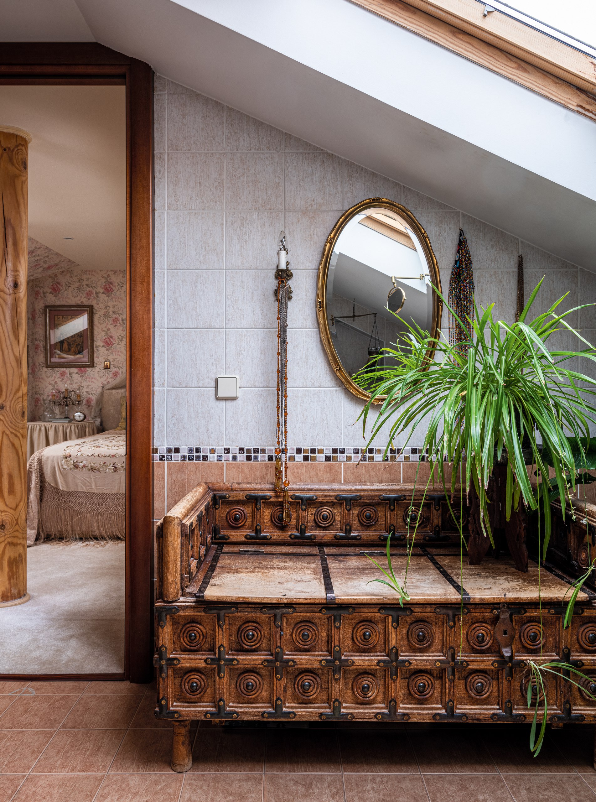 Журнал WA в гостях у Юлии Маркос — дизайнера интерьеров, преподавателя, художницы, писательницы и актрисы.
Подробности читайте на сайте wajournal.ru.
Фотограф: Михаил Степанов.
Стилист: Вадим Костырин | Сетка — социальная сеть от hh.ru