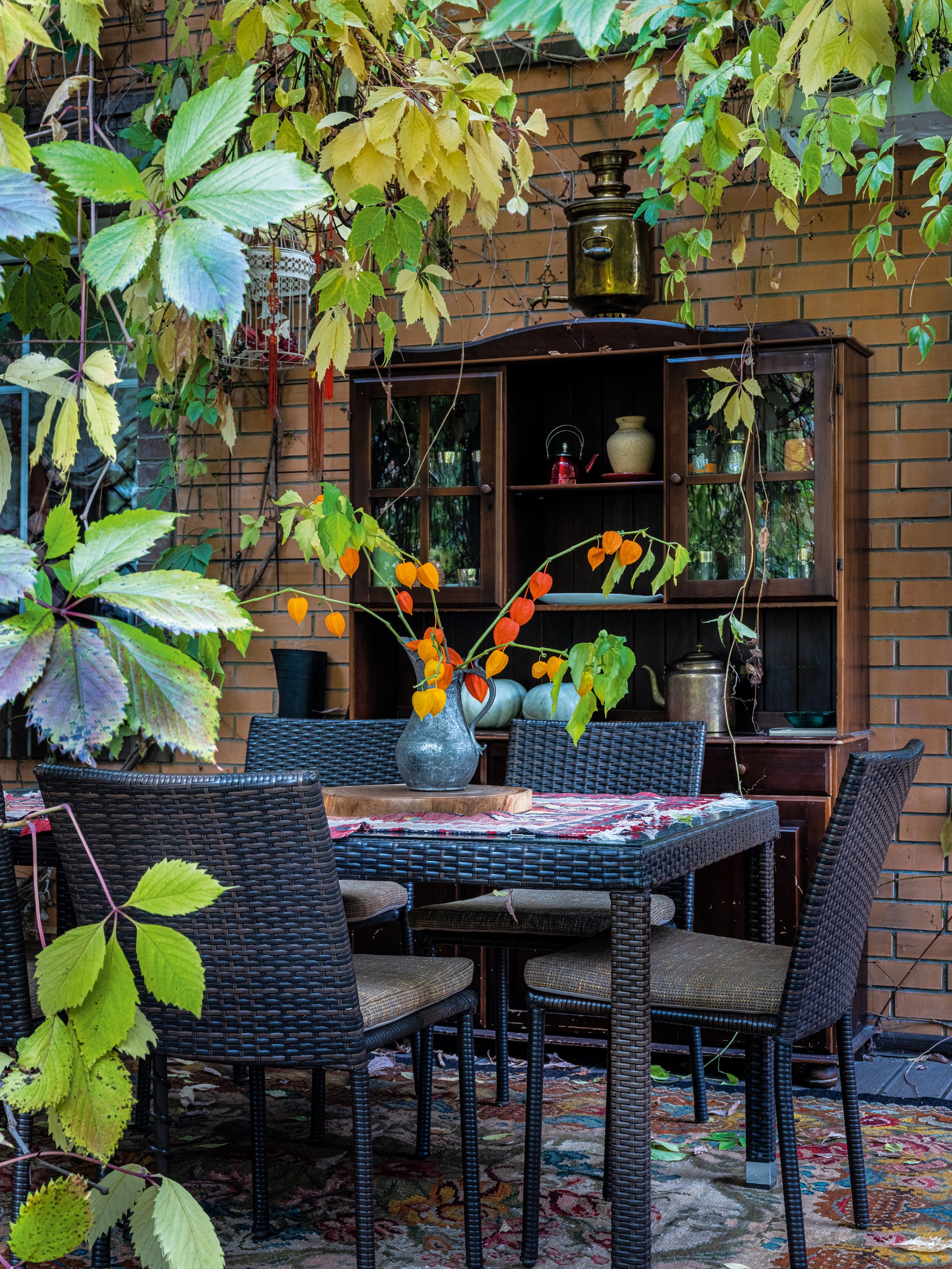 Журнал WA в гостях у Юлии Маркос — дизайнера интерьеров, преподавателя, художницы, писательницы и актрисы.
Подробности читайте на сайте wajournal.ru.
Фотограф: Михаил Степанов.
Стилист: Вадим Костырин | Сетка — социальная сеть от hh.ru