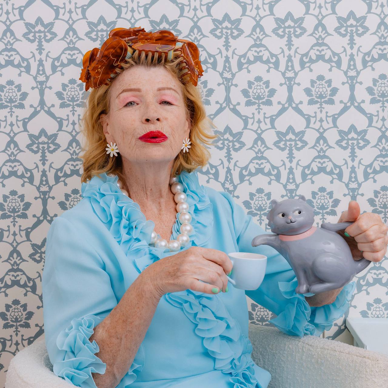 Капец, бренд Coucou Suzette выпустил целую линейку посуды, аксессуаров и вещей для дома с котиками. Например, есть чайник в виде кота, у которого ЛАПКА — это носик чайника, а хвост — ручка | Сетка — социальная сеть от hh.ru