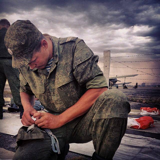 Ну что, мужики, с праздником нас, получается.)
Я не буду говорить, что тот, кто не служил — не мужик | Сетка — социальная сеть от hh.ru