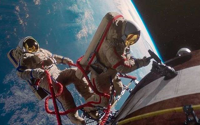 «Салют-7»: подвиг в вакууме
Пересмотрел «Салют-7». 1985-й: два космонавта тянут мёртвую станцию обратно к жизни — плавят лёд, руками чинят проводку, пренебрегая личной безопасностью | Сетка — социальная сеть от hh.ru
