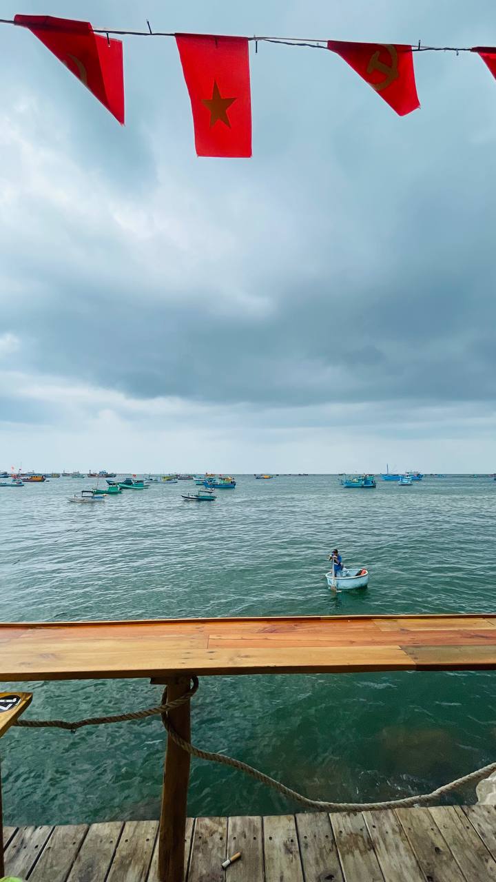Уехал из Москвы. Улетел через пол планеты. 
Снял дом в деревне. Буйволы, крестьяне, петухи и цикады, горы, ветра и джунгли. Кто-то что-то мастерит. Пилит, стучит. Сплошная звуковая органика | Сетка — социальная сеть от hh.ru