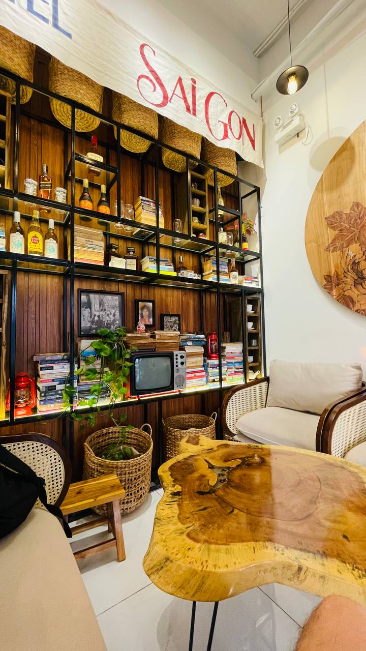 Уехал из Москвы. Улетел через пол планеты. 
Снял дом в деревне. Буйволы, крестьяне, петухи и цикады, горы, ветра и джунгли. Кто-то что-то мастерит. Пилит, стучит. Сплошная звуковая органика | Сетка — социальная сеть от hh.ru