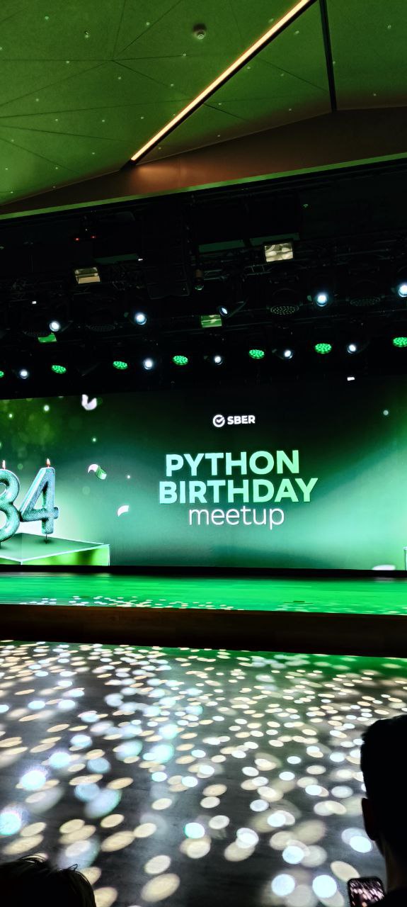 А еще наклейки раздавали бесплатно. Куда же без них 😁 | Сетка — социальная сеть от hh.ru