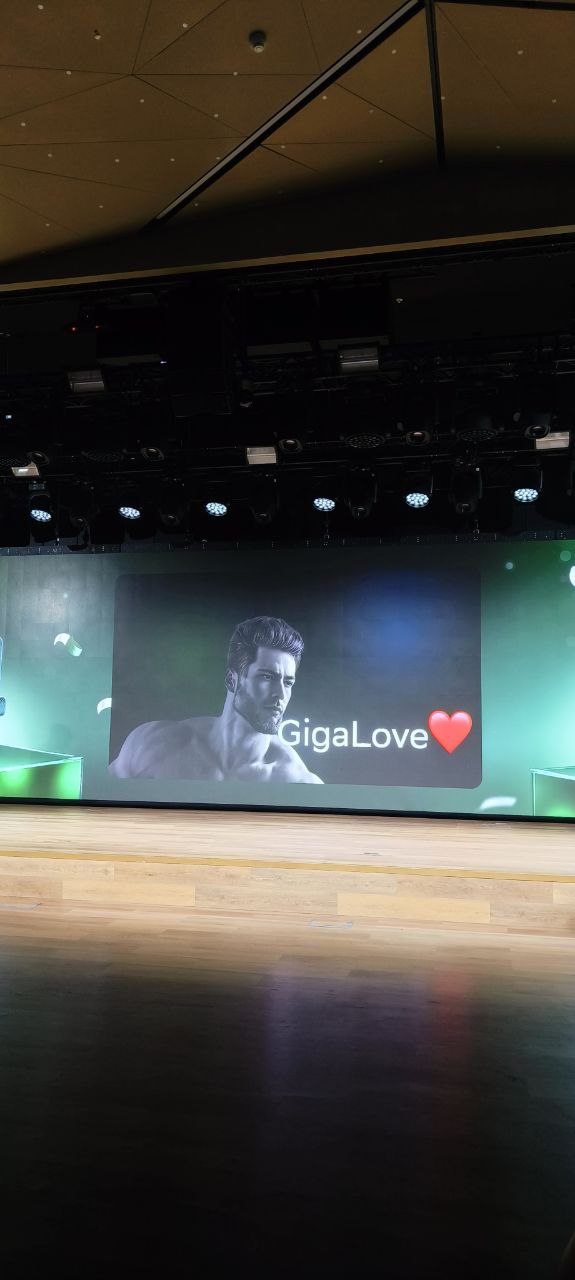 А еще наклейки раздавали бесплатно. Куда же без них 😁 | Сетка — социальная сеть от hh.ru