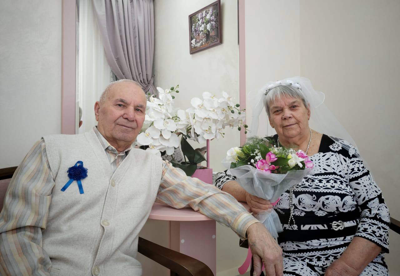 💍Ставропольцы отметили 60-летие со дня женитьбы
Бриллиантовую свадьбу отметили в Железноводске. Анатолий Надежда Слепцовы впервые стояли в ЗАГСе в далёком 1965 году | Сетка — социальная сеть от hh.ru