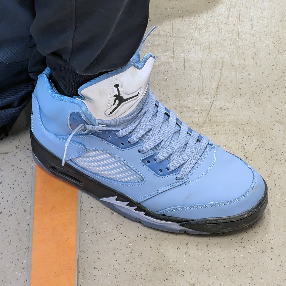 Air Jordan 5 Retro UNC University Blue
В далёком 1990 году свет увидели первые Air Jordan 5 | Сетка — социальная сеть от hh.ru