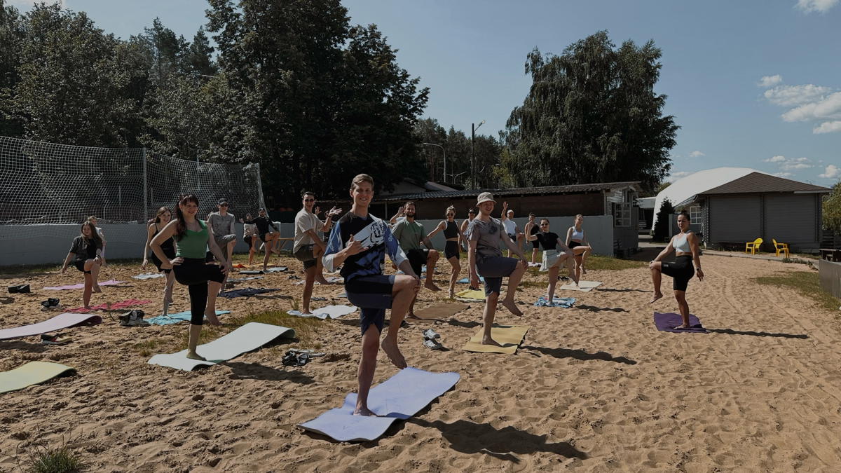 Как вы считаете, нужно ли встречаться с коллегами в свободное от работы время? Или одного новогоднего корпоратива в год достаточно?
Мы считаем, что нет! Поэтому собираемся 5-6 раз в год стабильно ✌️
З... | Сетка — социальная сеть от hh.ru