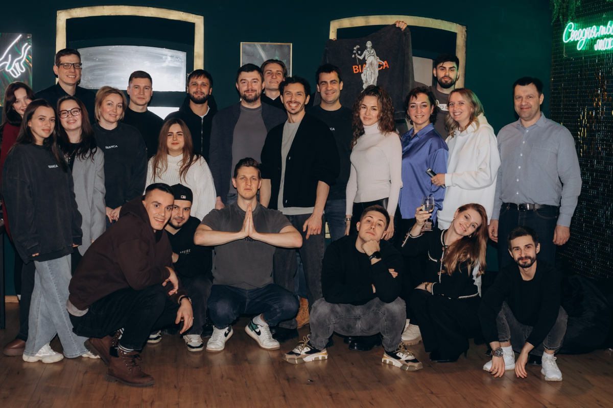 Как вы считаете, нужно ли встречаться с коллегами в свободное от работы время? Или одного новогоднего корпоратива в год достаточно?
Мы считаем, что нет! Поэтому собираемся 5-6 раз в год стабильно ✌️
З... | Сетка — социальная сеть от hh.ru