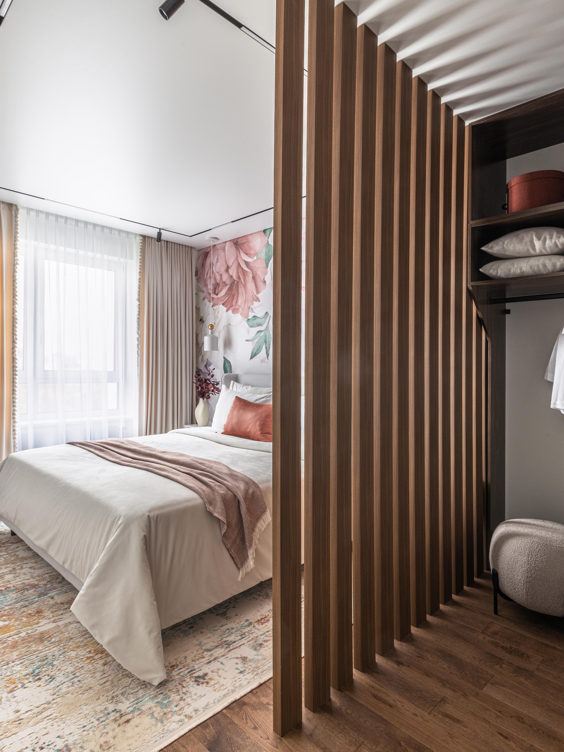 Дизайнер Елена Бузина знает, как создать пространство, радующее глаз — именно этого хотели заказчики с крайнего Севера, для которых она оформила яркий интерьер в городе немного южнее | Сетка — социальная сеть от hh.ru