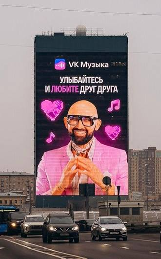 Виральность как холодный расчёт под прикрытием хаосаИстория о том, как мемы строят империи или отпускают по миру с миром.
Акт I: Алгоритмы стреляют без предупреждения
Вы проснулись знаменитым | Сетка — социальная сеть от hh.ru