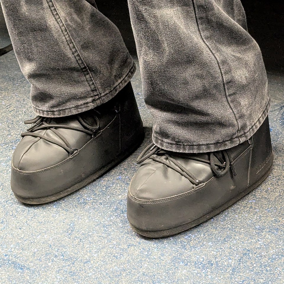 Замечаю, что МунБутсы всё чаще стали появляться в виде части баленсяжно-рваного стиля.
Кстати, если пропустили.. | Сетка — социальная сеть от hh.ru