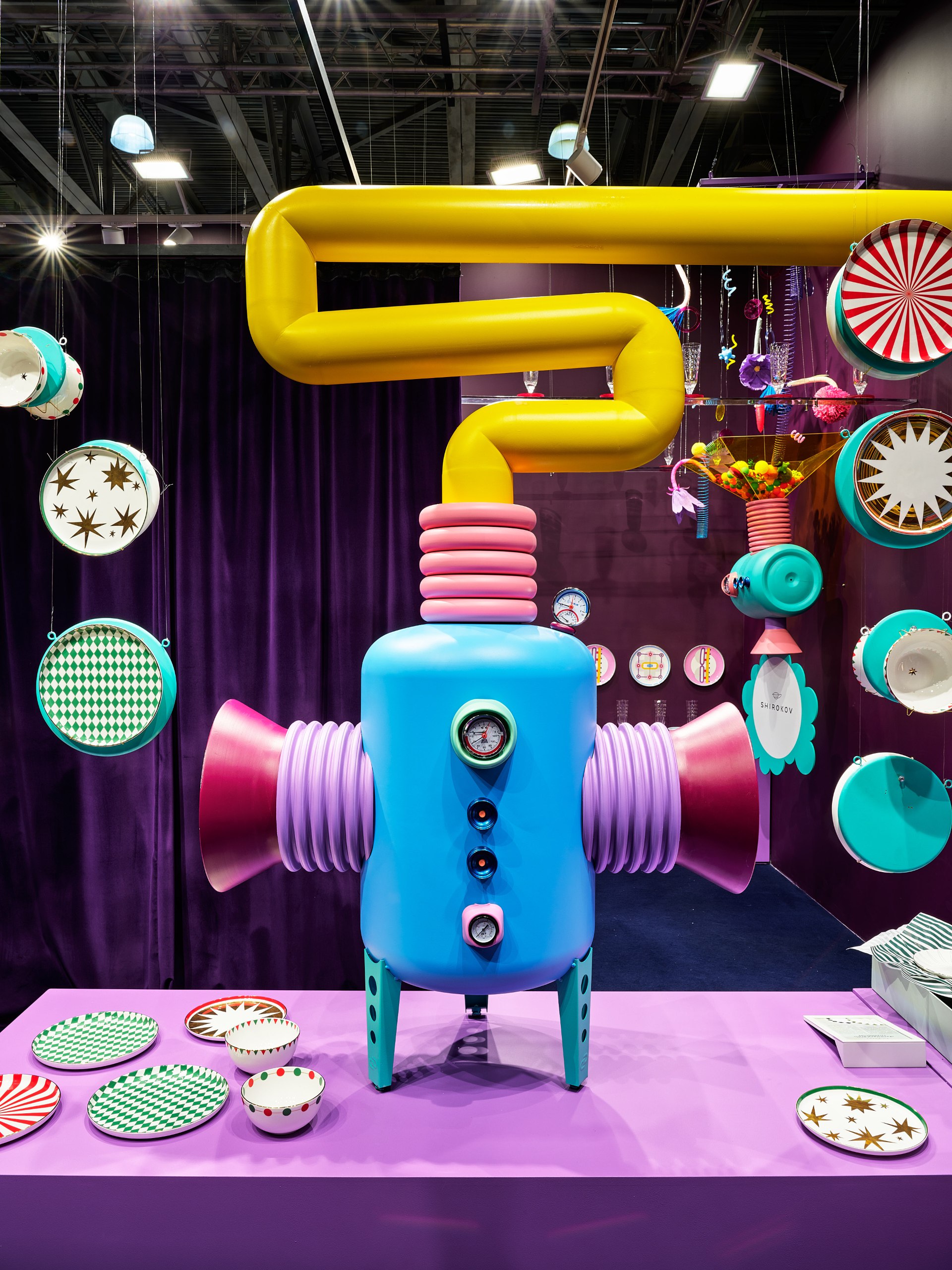 Великолепный в своей яркости стенд «Дома Фарфора» похож на яркие витрины сети, которые обычно очень богато и эффектно декорированы. Премьера этого года — новый бренд сети — Shirokov | Сетка — социальная сеть от hh.ru