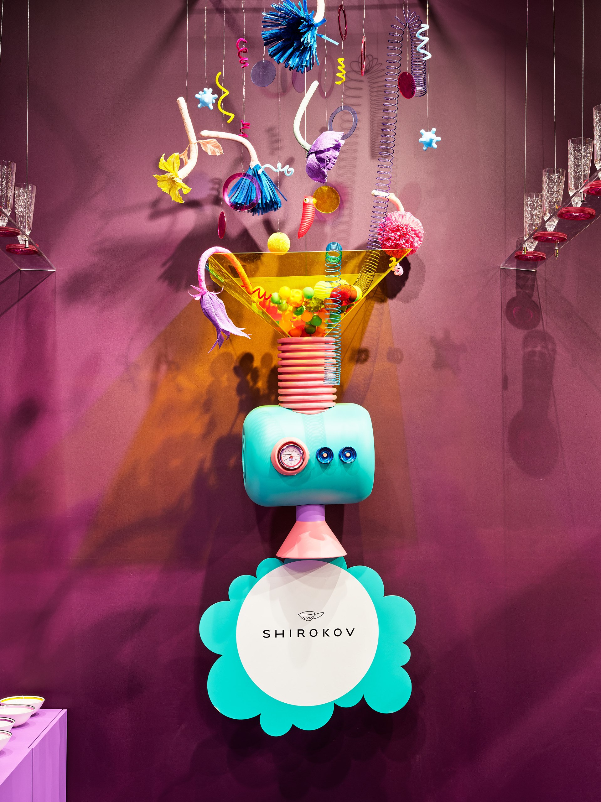 Великолепный в своей яркости стенд «Дома Фарфора» похож на яркие витрины сети, которые обычно очень богато и эффектно декорированы. Премьера этого года — новый бренд сети — Shirokov | Сетка — социальная сеть от hh.ru