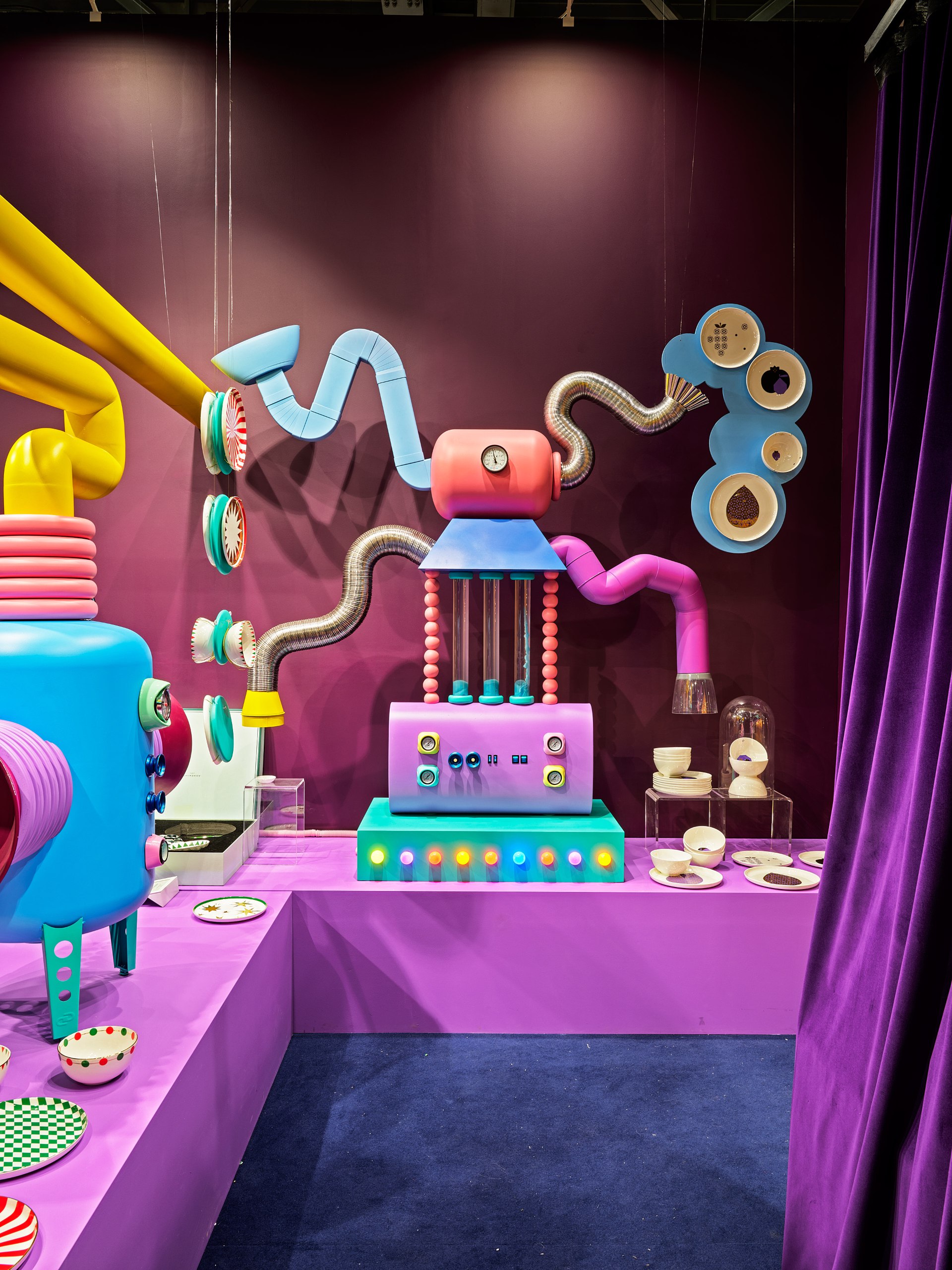 Великолепный в своей яркости стенд «Дома Фарфора» похож на яркие витрины сети, которые обычно очень богато и эффектно декорированы. Премьера этого года — новый бренд сети — Shirokov | Сетка — социальная сеть от hh.ru