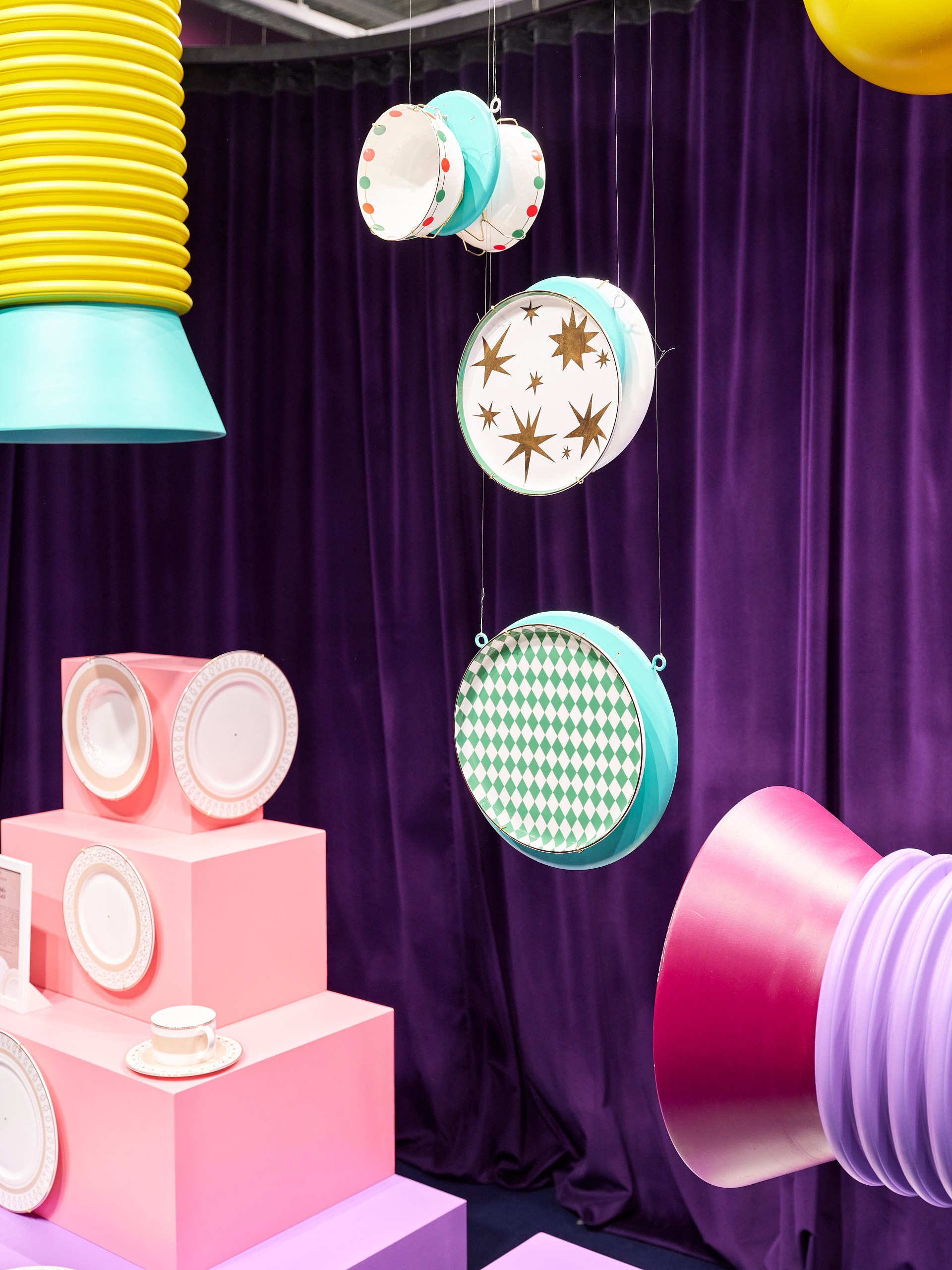 Великолепный в своей яркости стенд «Дома Фарфора» похож на яркие витрины сети, которые обычно очень богато и эффектно декорированы. Премьера этого года — новый бренд сети — Shirokov | Сетка — социальная сеть от hh.ru