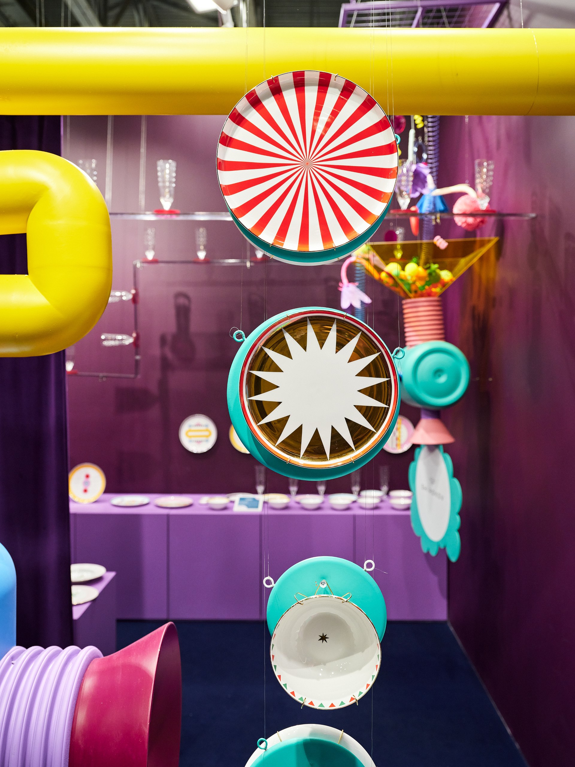 Великолепный в своей яркости стенд «Дома Фарфора» похож на яркие витрины сети, которые обычно очень богато и эффектно декорированы. Премьера этого года — новый бренд сети — Shirokov | Сетка — социальная сеть от hh.ru