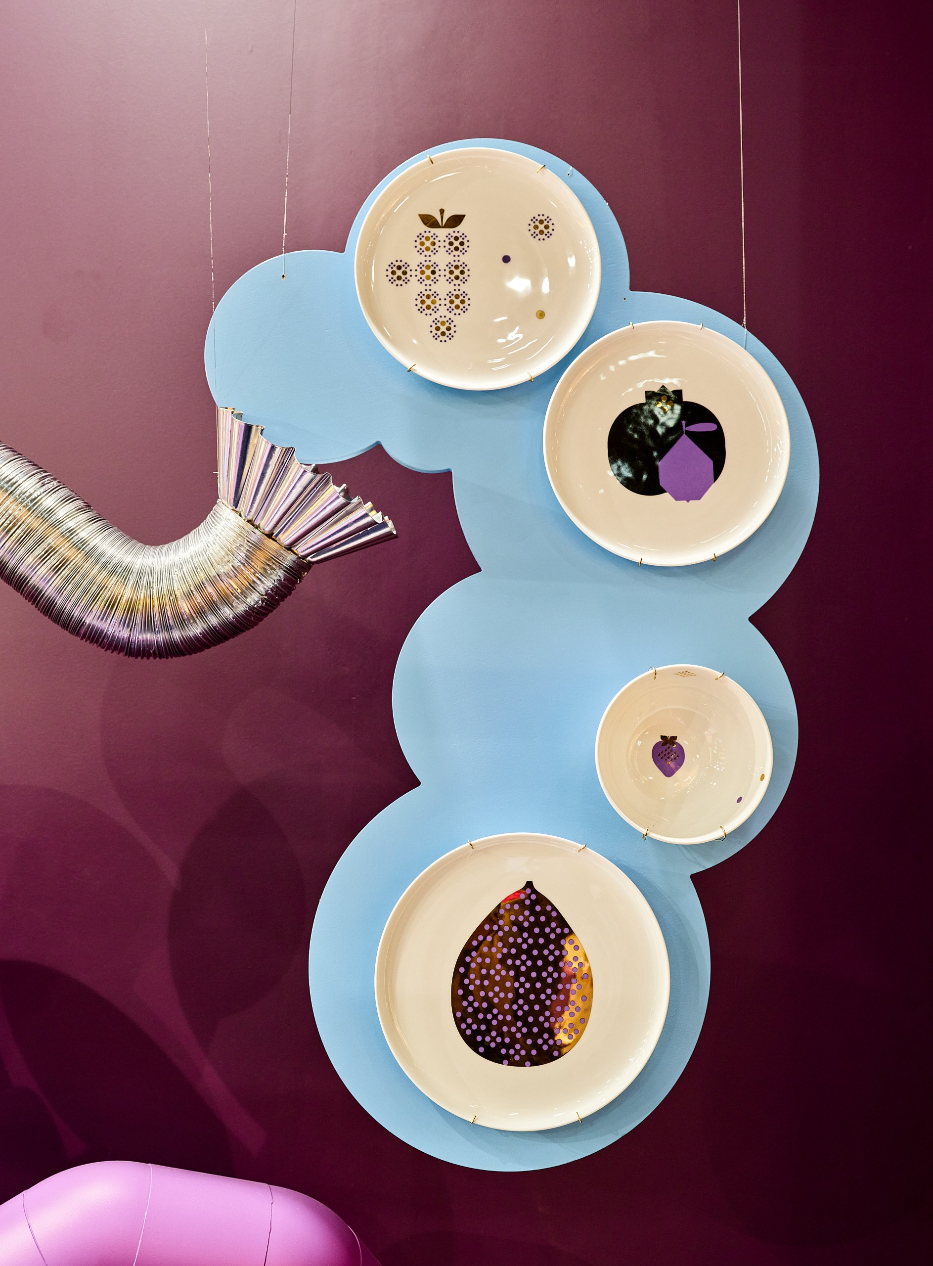 Великолепный в своей яркости стенд «Дома Фарфора» похож на яркие витрины сети, которые обычно очень богато и эффектно декорированы. Премьера этого года — новый бренд сети — Shirokov | Сетка — социальная сеть от hh.ru