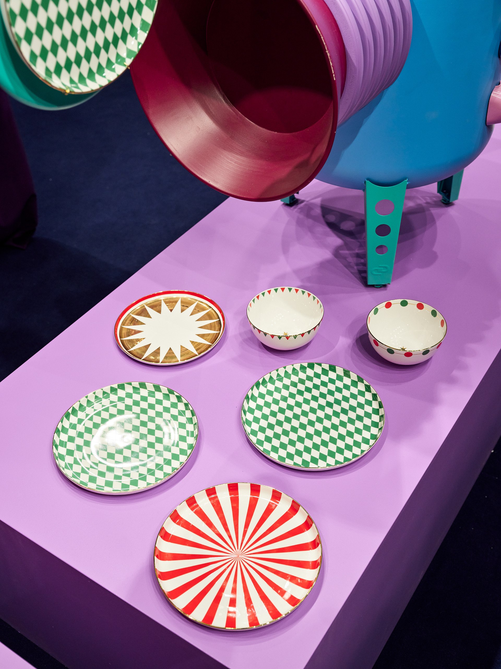 Великолепный в своей яркости стенд «Дома Фарфора» похож на яркие витрины сети, которые обычно очень богато и эффектно декорированы. Премьера этого года — новый бренд сети — Shirokov | Сетка — социальная сеть от hh.ru